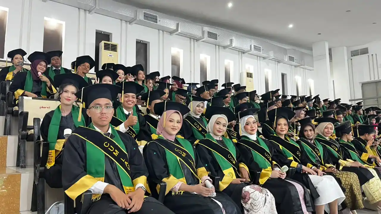 Graduation Photo Session Captures a New Chapter for Young Forestry Graduates of Fahutan USU